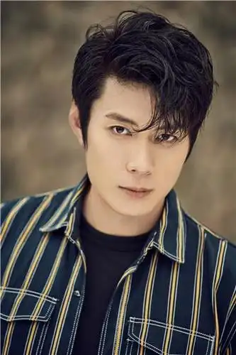 艾伦成熟魅力写真曝光 别具一格诠释时尚态度