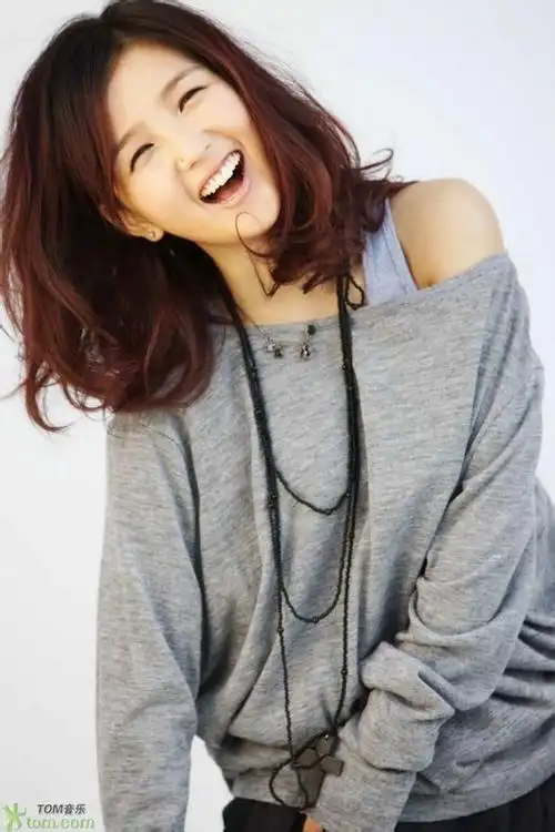 p>何洁,1986年3月25日生于贵州省贵阳市,中国内地流行女歌手,影视