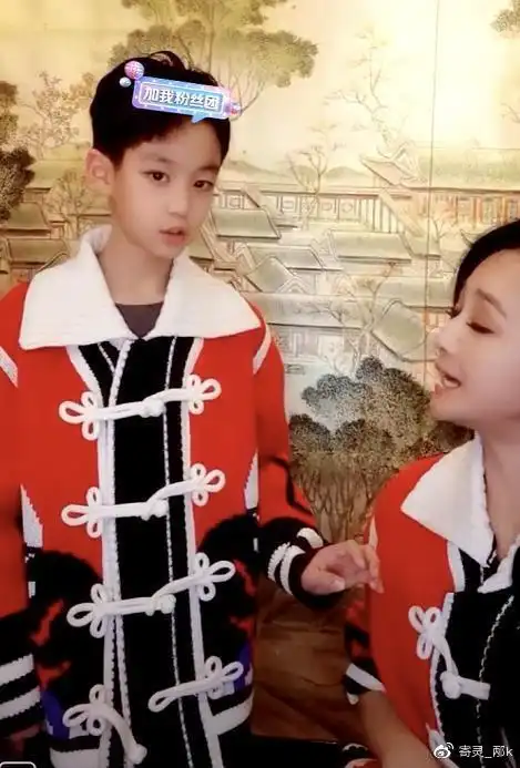 曹颖和10岁儿子亲吻场面"温馨":女大避父,儿大不用避母?