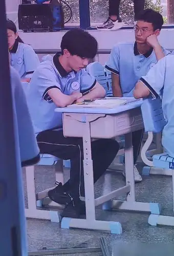 马嘉祺"上课照"被传,穿蓝色校服趴在桌子上,这颜值真实存在?