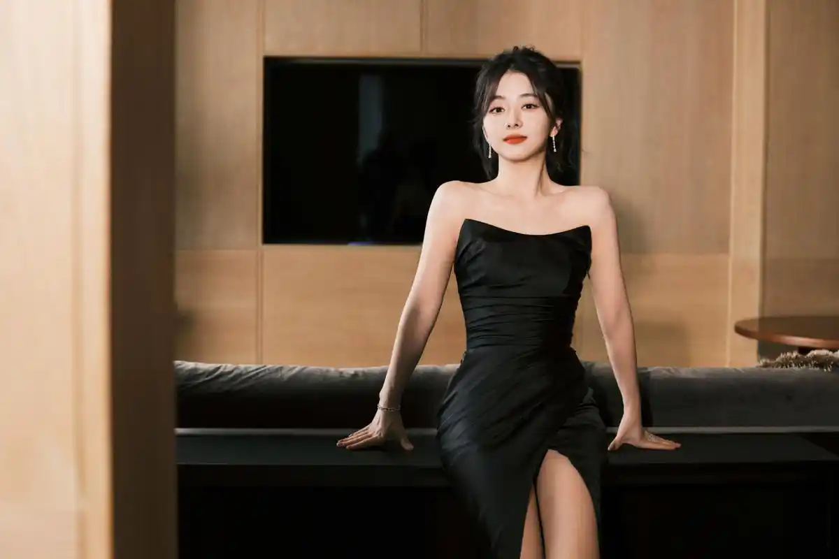 谭松韵复古迷人大片,身着黑色缎面垂感礼服裙,优雅华贵灵动美丽