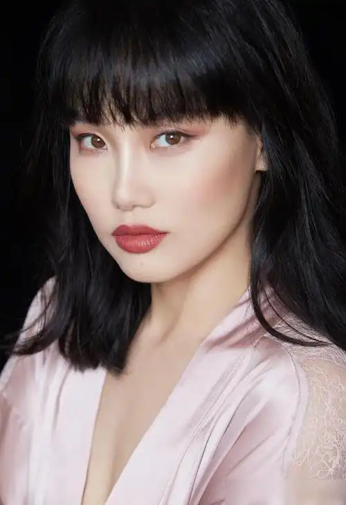 黄龄表演时踩塌摔下舞台,伤痕累累,回应:好像有九条命;引热议