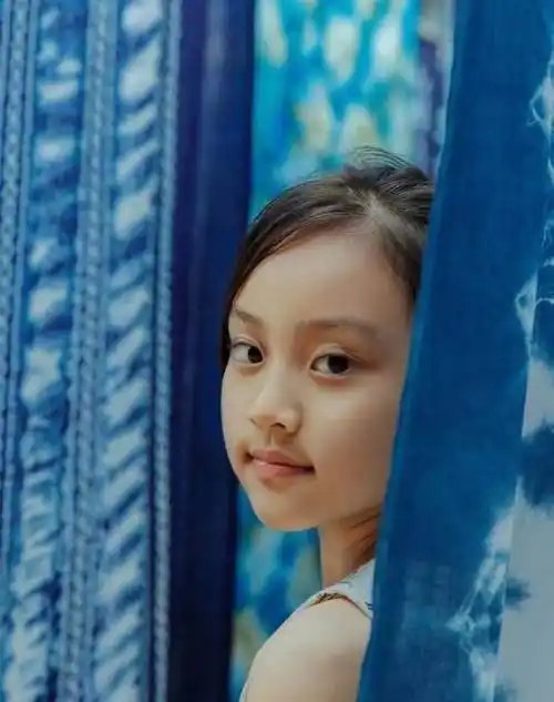 10岁甜馨云南旅游,越长越漂亮像妈妈,贾乃亮独自逛街未陪同!