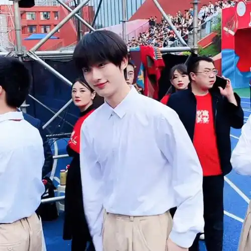 在学校参加成人礼的丁程鑫#育才高中的丁程鑫学长,我喜欢你很久 !!