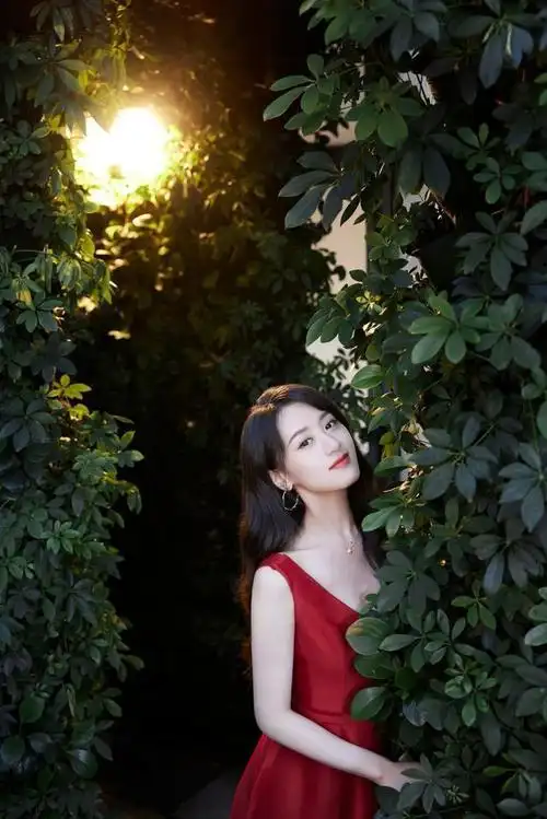 从长相上来看,袁冰妍属于偏清纯的类型.