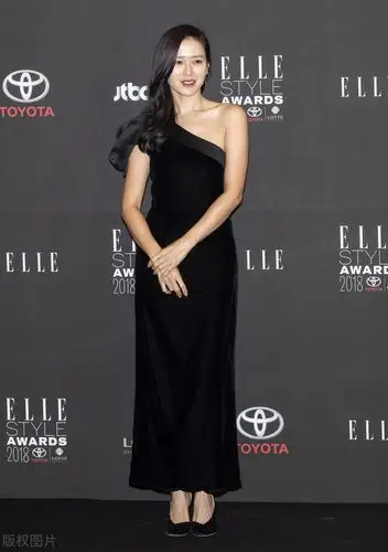 孙艺珍女神靓丽露香肩魅力令人惊艳了