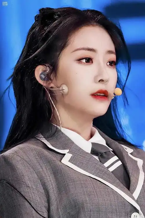 喻言出道前照片流出