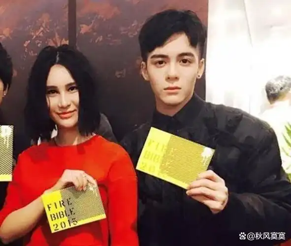 近日,曾舜晞晒照《莲花楼》探案组并配文:攒了一年的快乐.