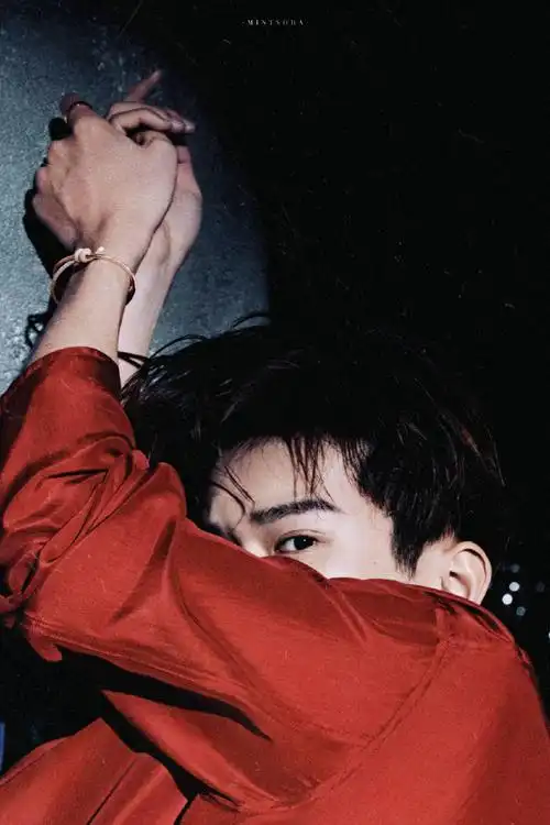 易烊千玺时尚芭莎开季封面##易烊千玺蓝色挑染刘海