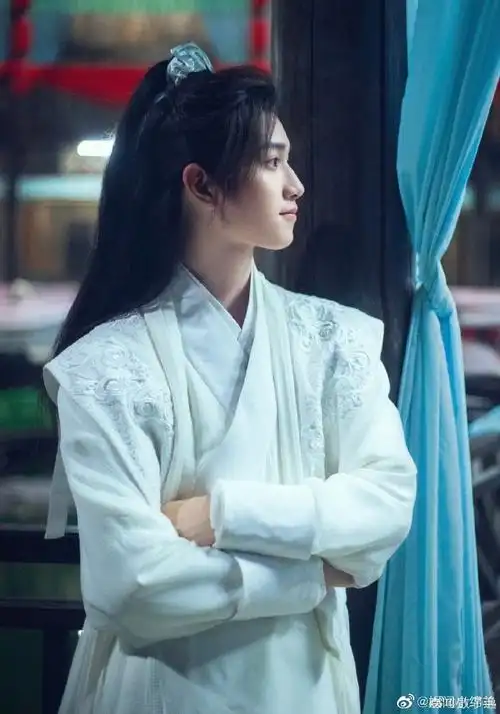敖子逸白衣古装高马尾造型