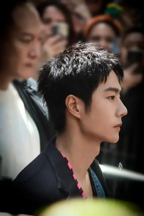 王一博赏雨侧拍花絮