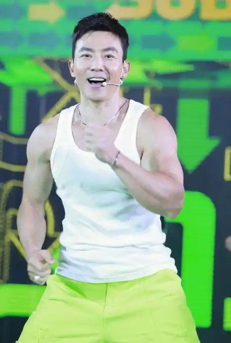 刘畊宏出席上海活动,时尚搭配引领潮流,展现男神魅力!|短发|西装|网红