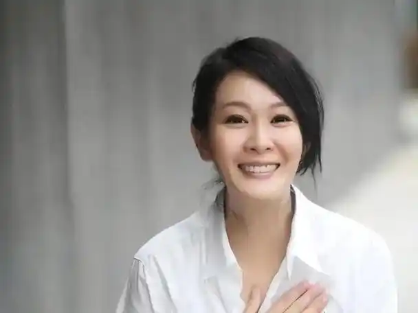 刘若英卷入争家产丑闻!曾指插足黄磊婚姻,嫁富豪老公分房睡10年