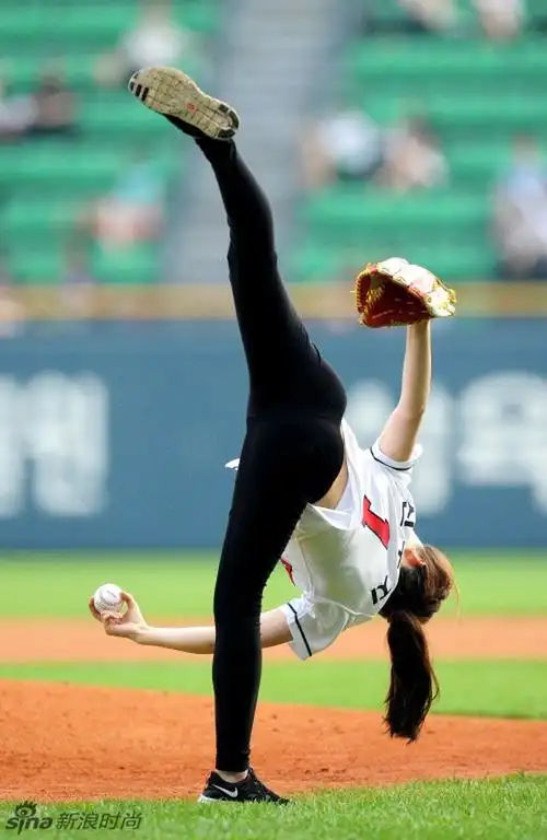 74           韩国美女秀性感一字马助阵棒球赛.