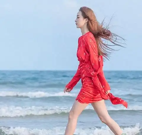 第三位女生叫阿侯阿婕,也是她的微博名,出生于1999年,处女座,喜欢唱