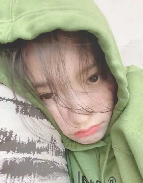 原创林允自拍照也太可爱了穿绿色卫衣扎丸子头戴帽子美成婴儿了