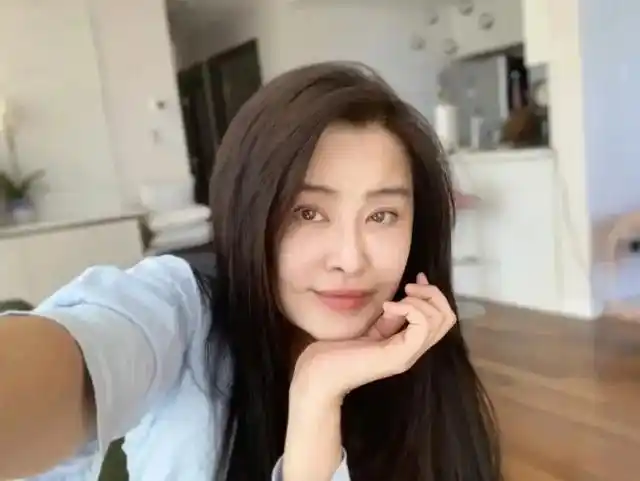 从54岁王祖贤近期照来看,她状态相当不错啊!