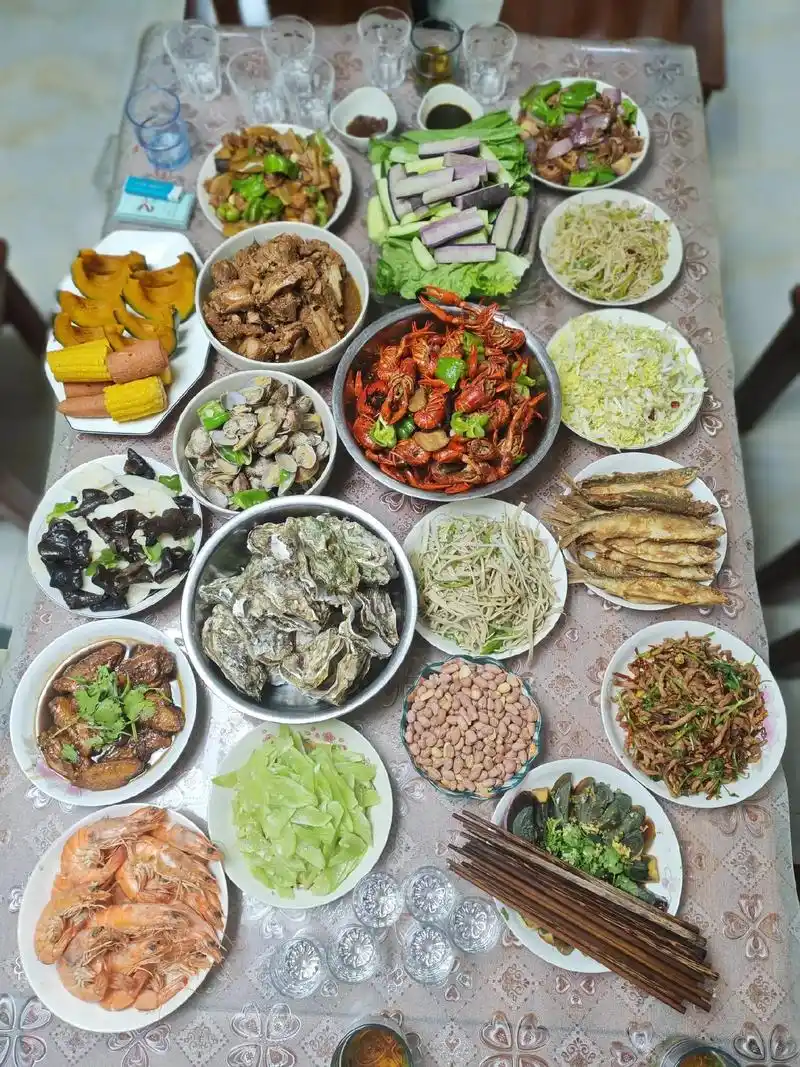 峰哥的几个好兄弟来家里吃饭,从下午一点多他一个人就开始忙活这一