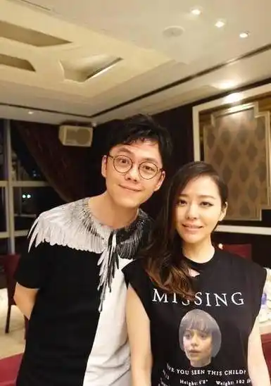 原创张靓颖与男友出行曝光当街搂抱似人形挂件比起新郎更爱伴郎