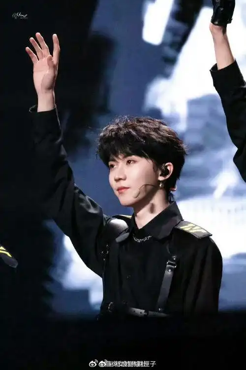 马嘉祺演唱会白色挑染造型真的好帅啊