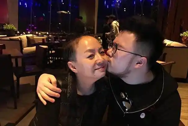 曝宋丹丹每天逛日坛公园!留寸头面容似男性,多套千万豪宅被曝光