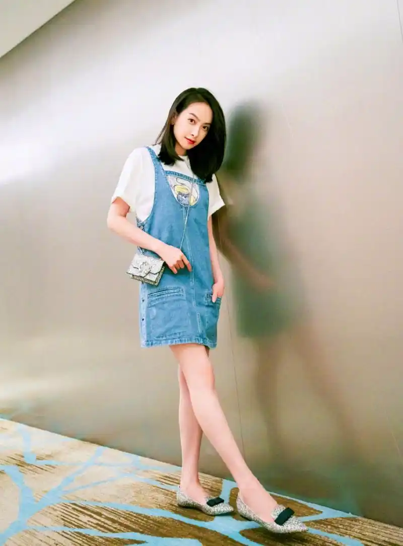 宋茜留长发没了辨识度,一身白色look清新优雅,配波点丝袜太抢镜