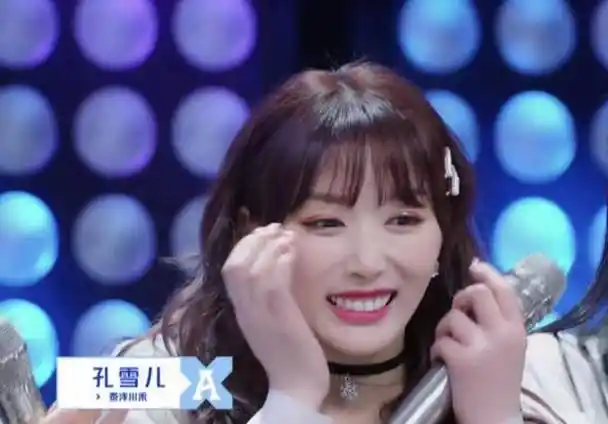 在此之前,孔雪儿在网络上也是备受争议,与嘉羿和马伯骞之间的爱恨情仇