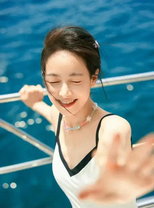 宋茜泳装性感照合集!网友:太欲了,三十多岁还能这么性感!