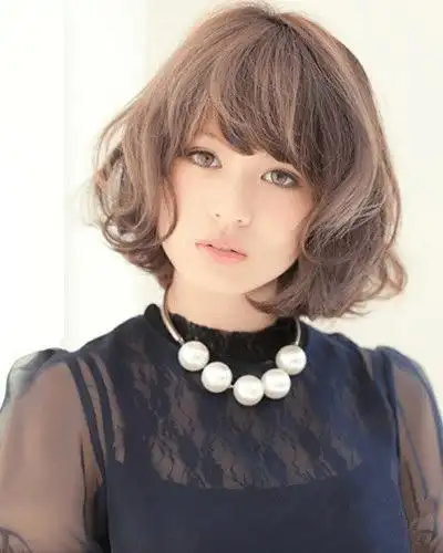 时尚指数:★★★★★ 时尚看点:造型感十足的一款女性短发发型显人们