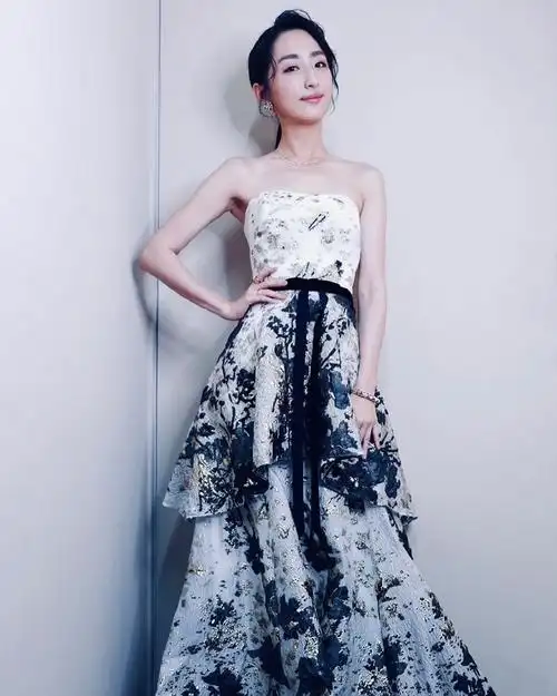 35岁演《想见你》女主大红,今穿荷叶边衬衣配皮裤,复古霸气