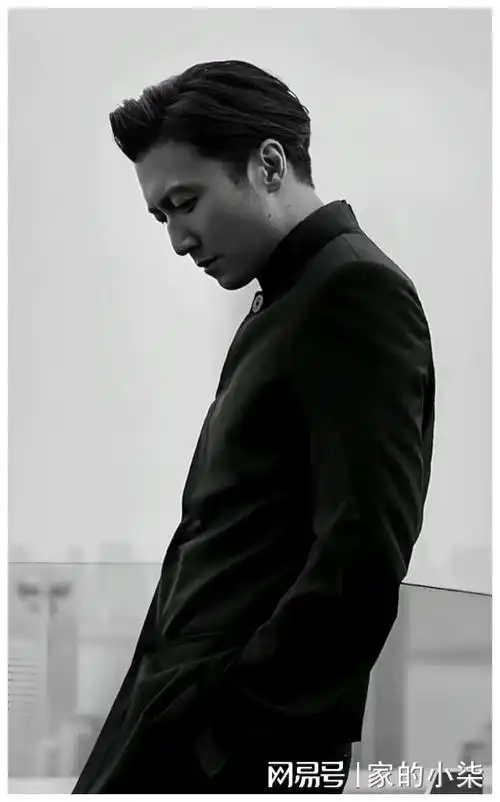 44岁谢霆锋穿新式西装耍酷,不小心暴露鼻毛,显得很邋遢油腻