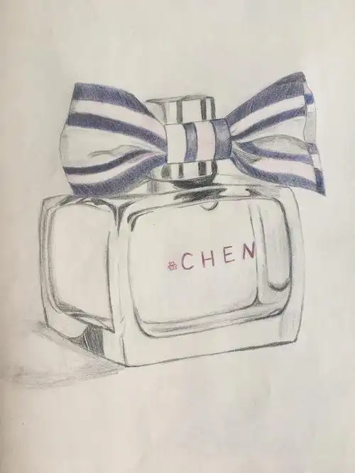 临摹的香水瓶,换了中间的字母,把自己名字换上去了,哈哈