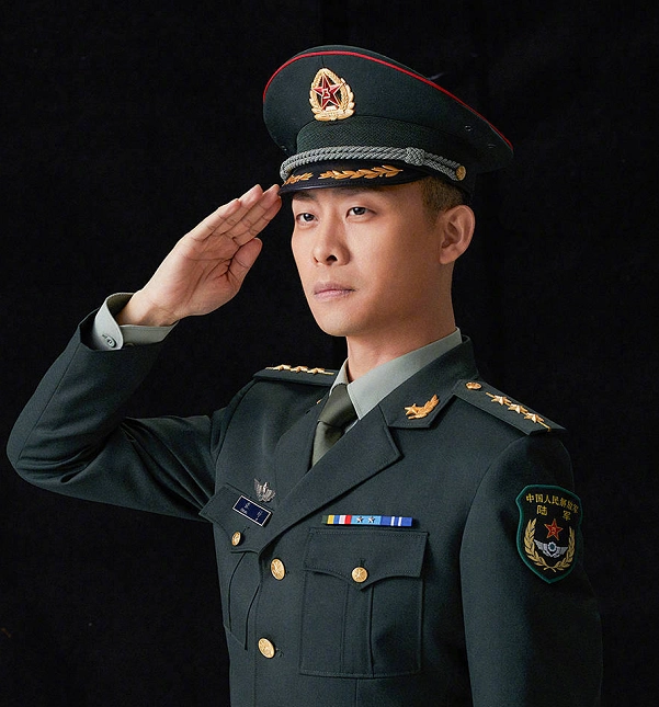 吴京,贾乃亮晒军装照向最可爱的人致敬,黄晓明借机宣传新电影