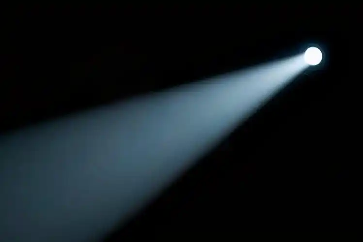 手电筒向夜空照射一秒再关掉光能去哪里会到宇宙尽头吗