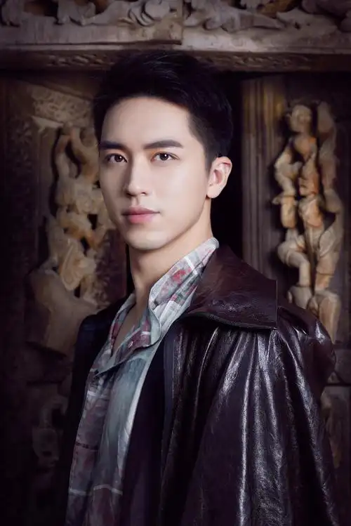 简介:许魏洲休闲帅气写真图片,分享一组许魏洲图片给