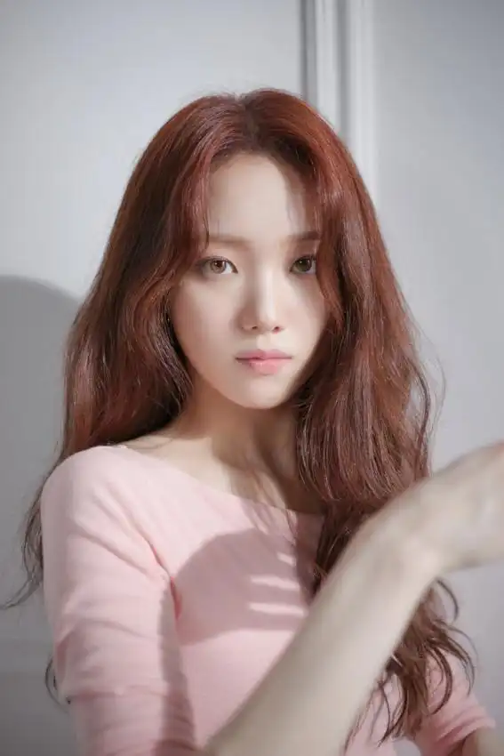 李圣经最新画报拍摄花絮,牛奶肌配红棕色波浪长发,女神范十足