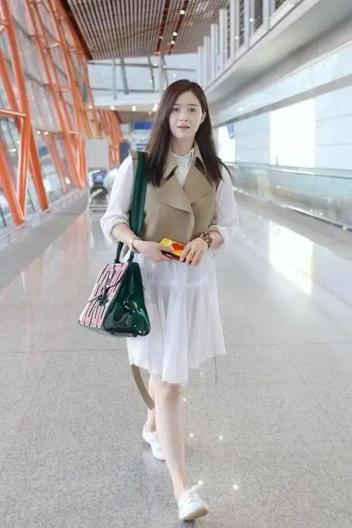 又被蒋欣的机场时尚惊艳叠穿连衣裙时髦又前卫骨架大也美
