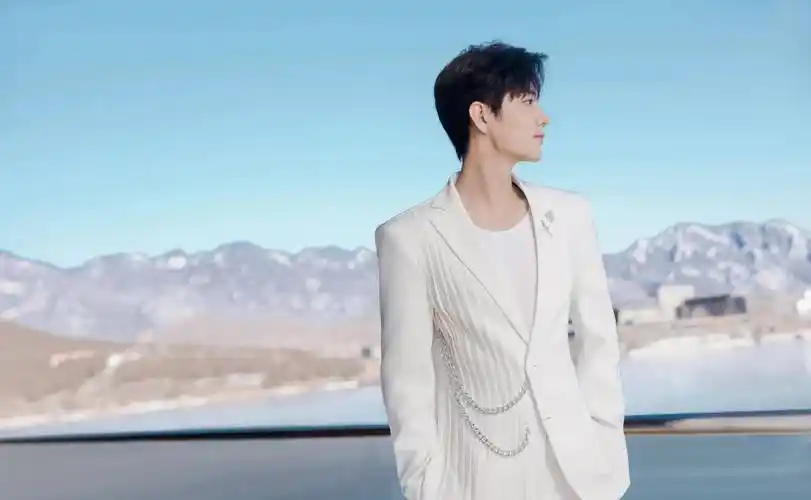 肖战网络视听盛典造型出图,特别定制白色西服套装彰显王子气质_品牌