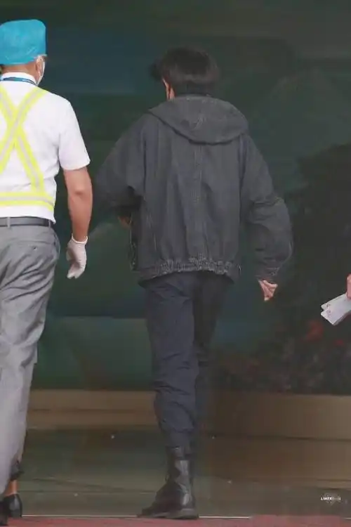 易烊千玺all black造型现身机场 脚踩马丁靴背影帅气_外套_穿着_黑色