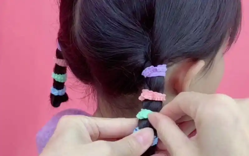 幼儿园上学赶时间发型,这样扎,简单好看又快速