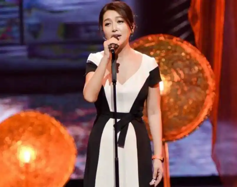 曾闪婚高曙光交往小9岁靳东今53岁江珊小15岁男友不输前任