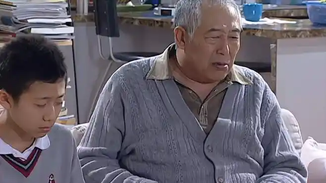 家有儿女:爷爷给刘星泳裤,无意看到牌子,爷爷瞬间火冒三丈