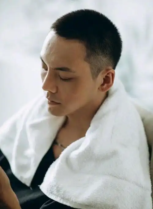 荷尔蒙炸裂陈伟霆剃头圆寸侧颜杀男人味十足