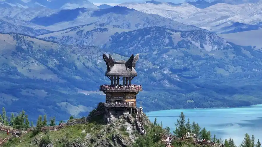 这里属于典型的高山五花草甸天然大草原,海拔在1305-3957米之间,东西