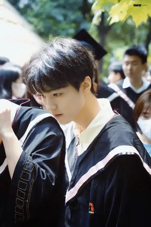 今天是王俊凯毕业一周年##王俊凯拍毕业照一周年