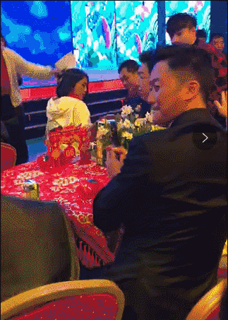 先是让雨神萧敬腾,歌手袁娅维,和来自哈萨克斯坦的小