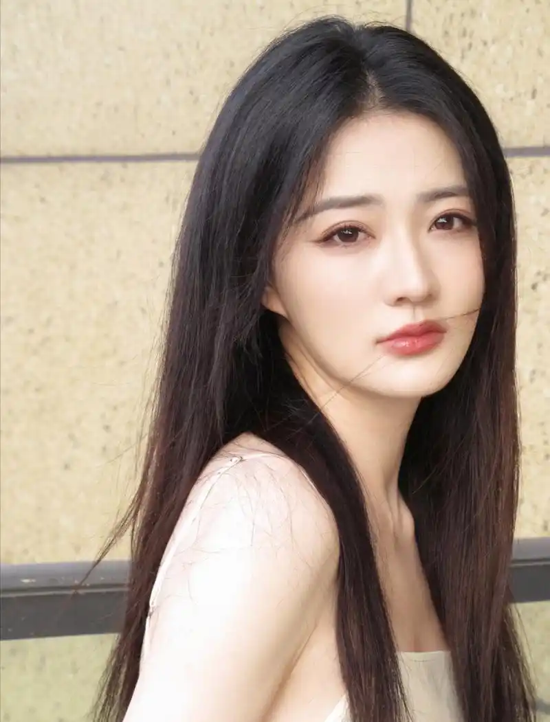 徐璐这组写真好有青春疼痛文学女主的感觉!