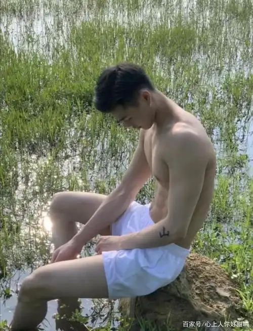 一组露腹肌的帅哥