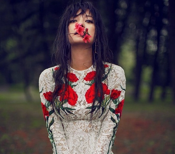 嘴里叼着花的六位女星:慵懒冷艳的迪丽热巴却输给自带小清新的她