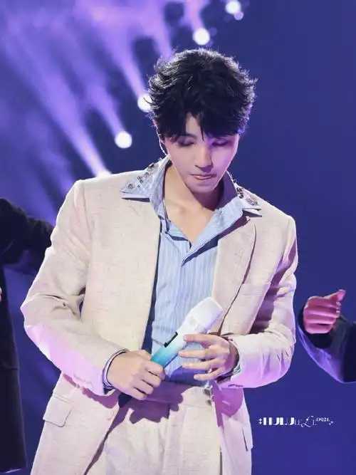 王俊凯江苏卫视跨年##王俊凯心引力舞台好甜